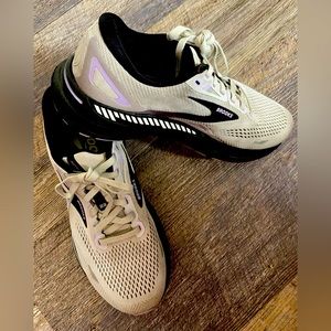 BROOKS WOMENS ADRENALINE GTS 23 RUNNING SHOES